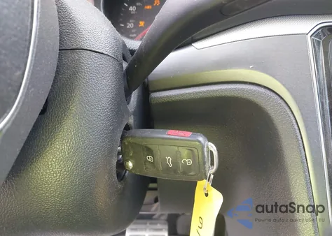 2017 Volkswagen Passat 1.8T R-Line z USA, uszkodzony, nr VIN 1VWDT7A31HC078353